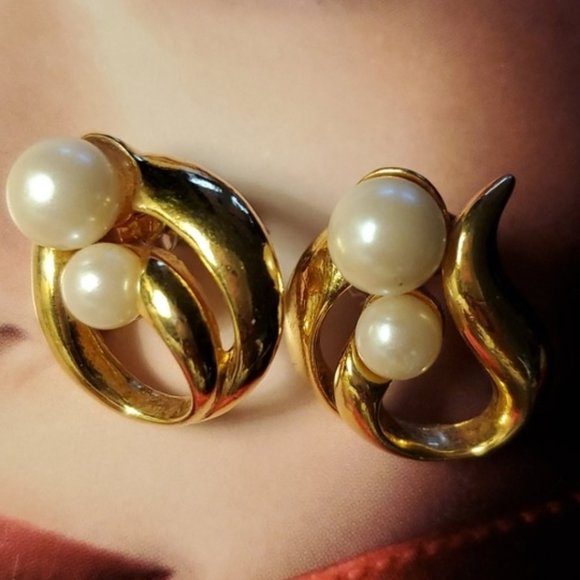 Vintage pearls and gold tone earrings - Picture 1 of 5